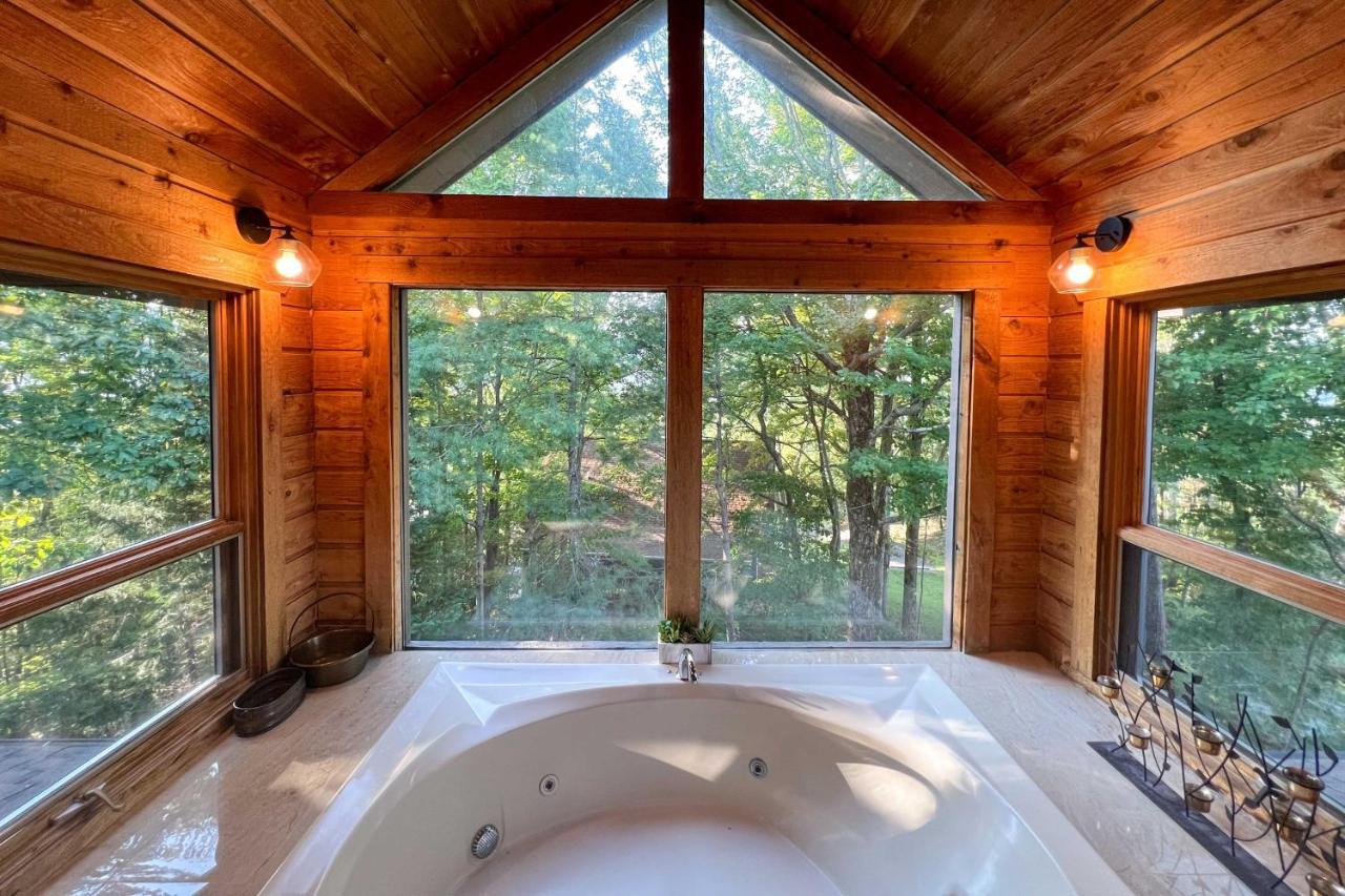 Upscale Gatlinburg Cabin Deck, Fire Pit And Hot Tub Exterior foto