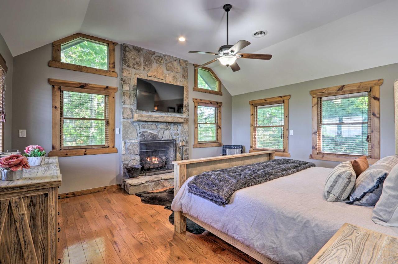 Upscale Gatlinburg Cabin Deck, Fire Pit And Hot Tub Exterior foto